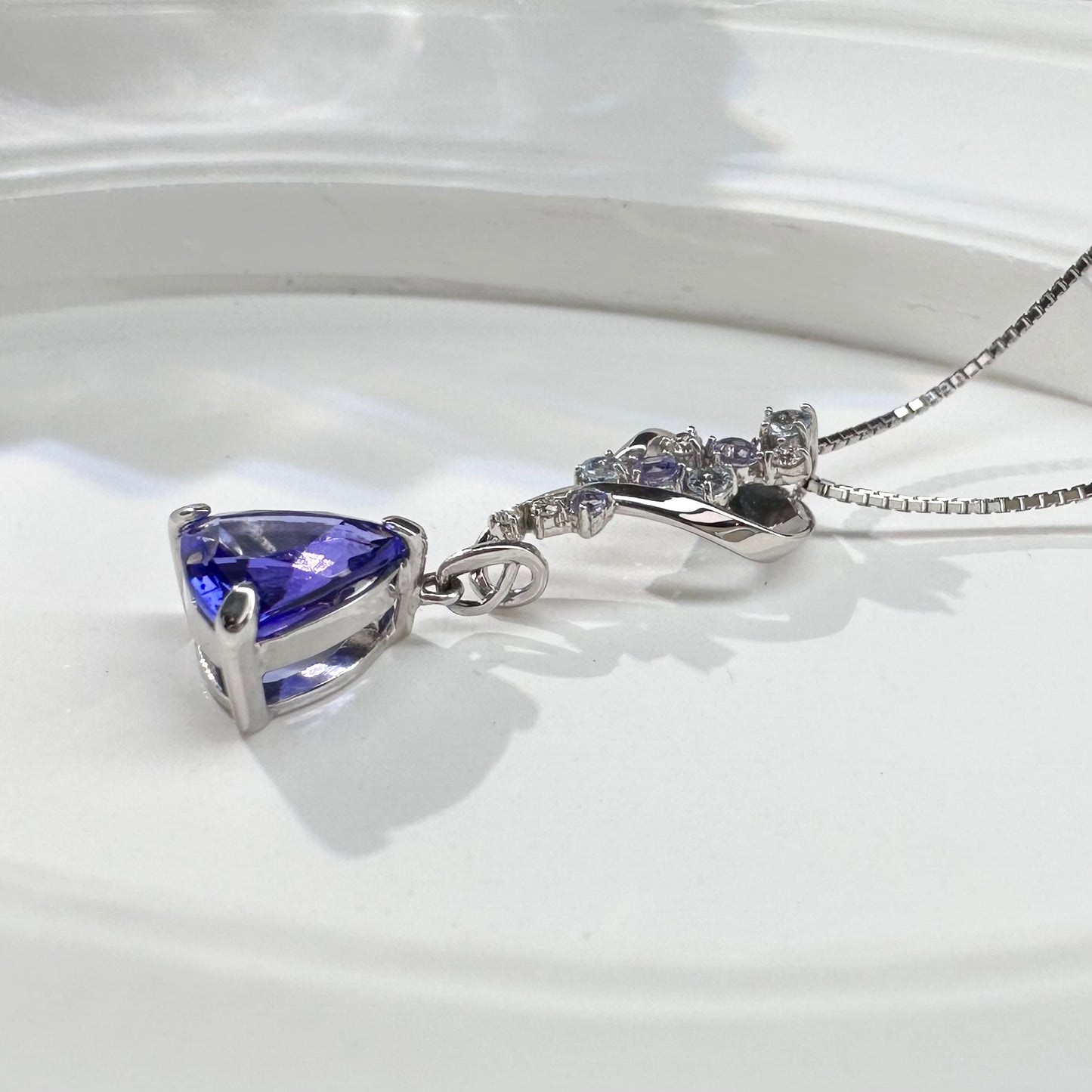 【K18】タンザナイト 1.61ct デザイン ネックレス