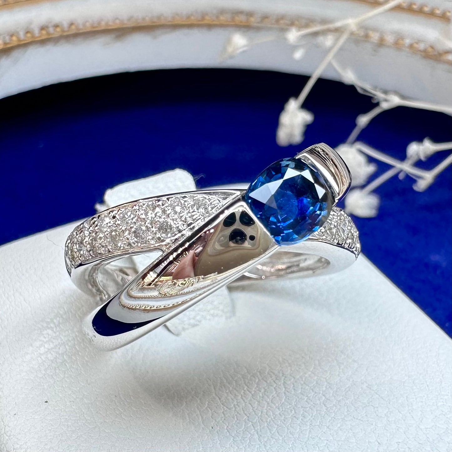 【美品】PT900 サファイア 0.7ct リング 交叉リボン風フォルム