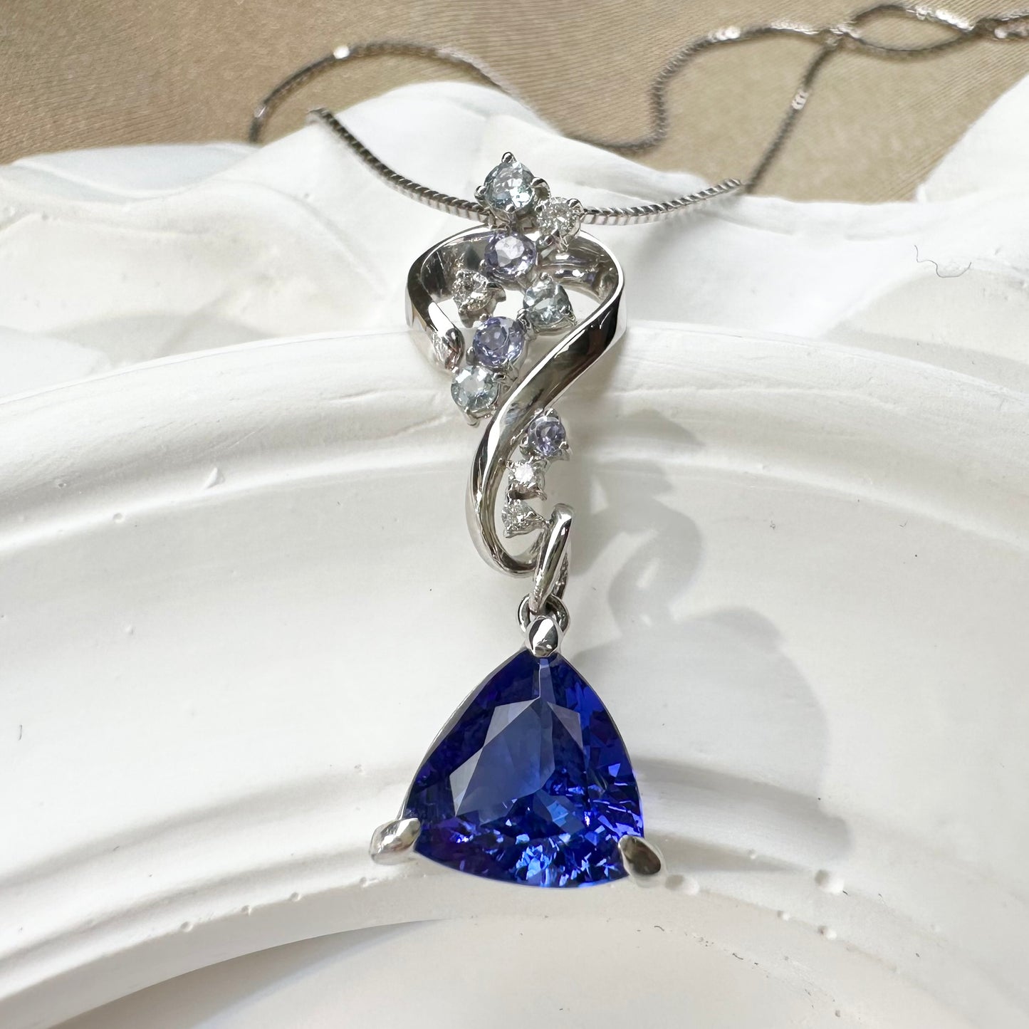 【K18】タンザナイト 1.61ct デザイン ネックレス