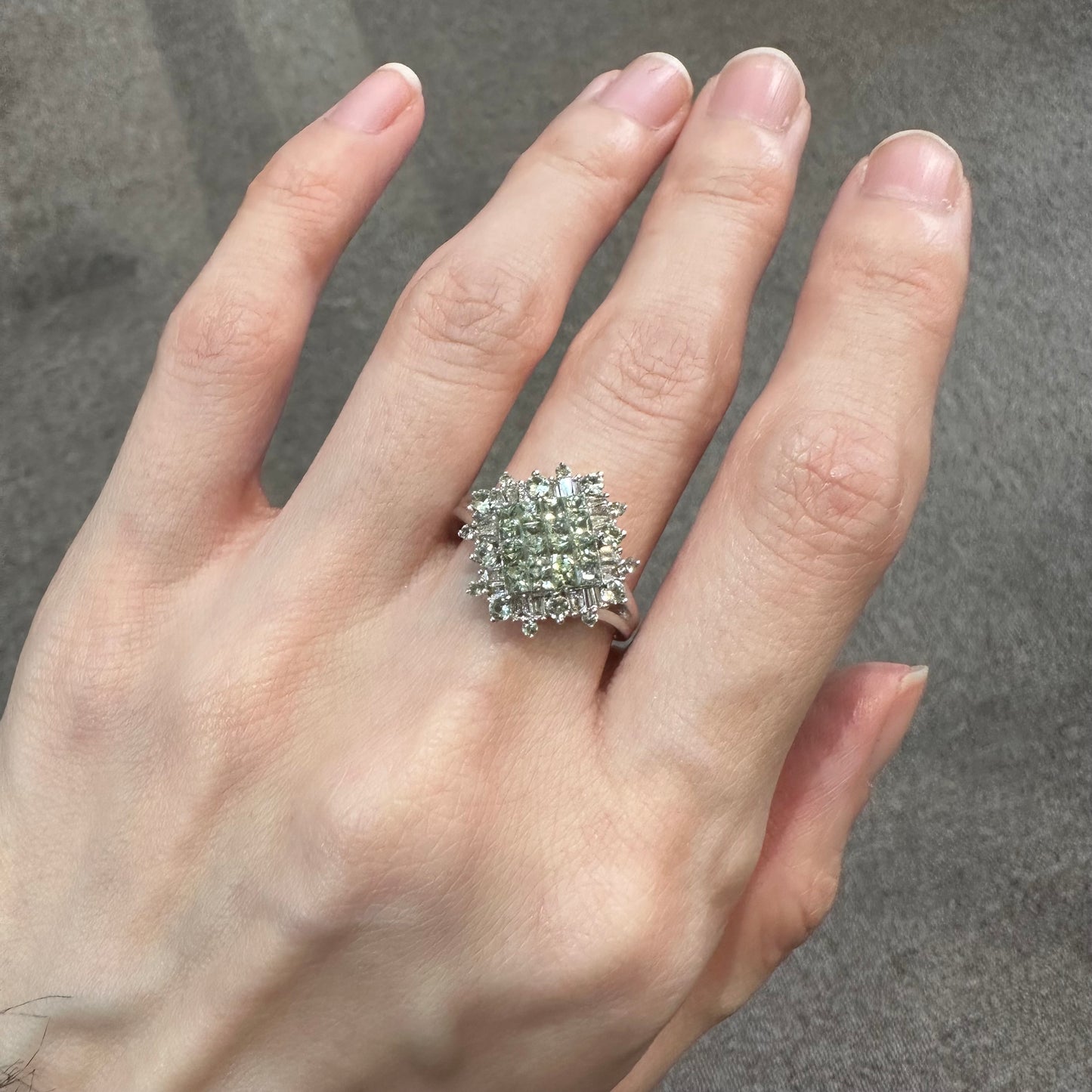 【K18】グリーンサファイア リング 1.25ct スクエアデザイン