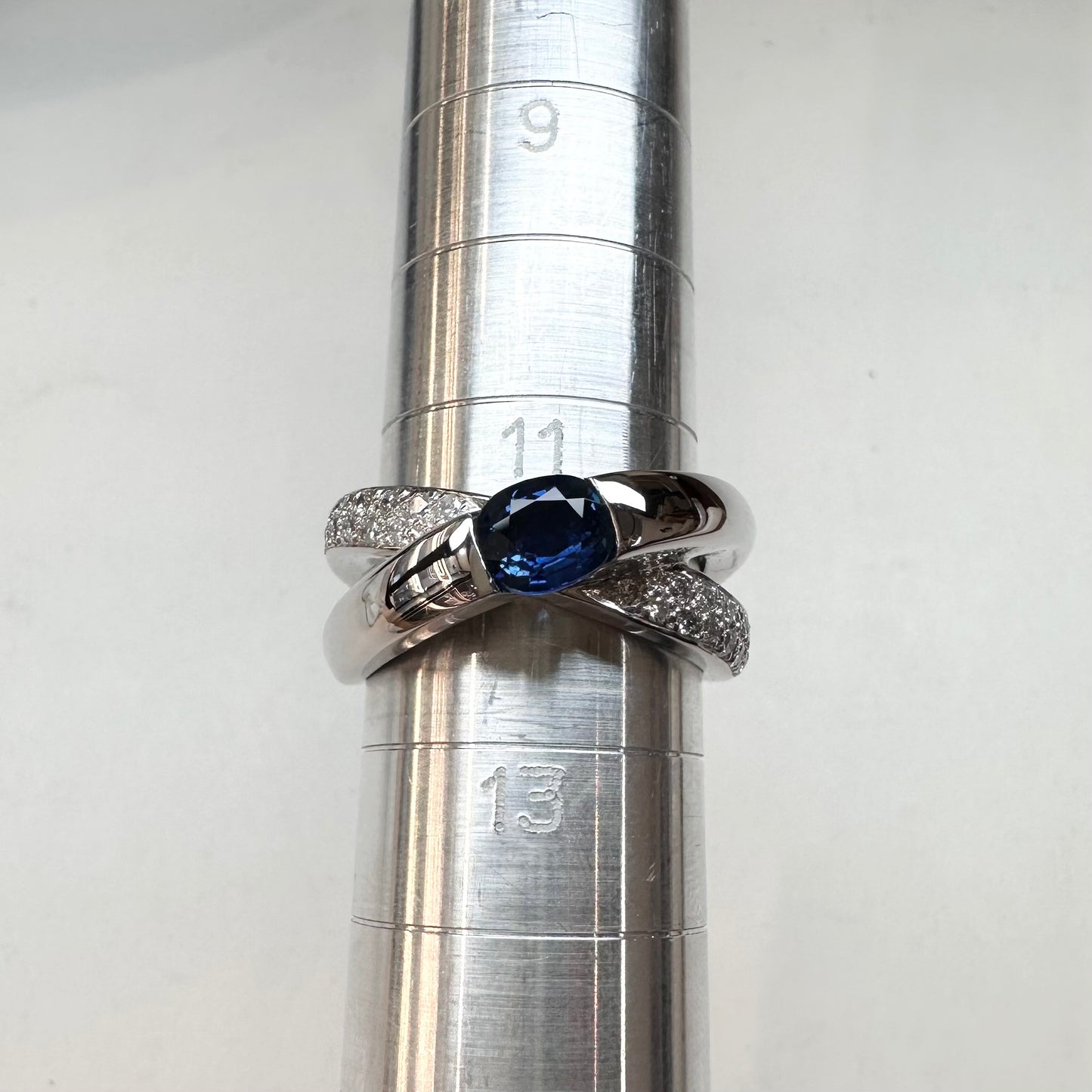 【美品】PT900 サファイア 0.7ct リング 交叉リボン風フォルム