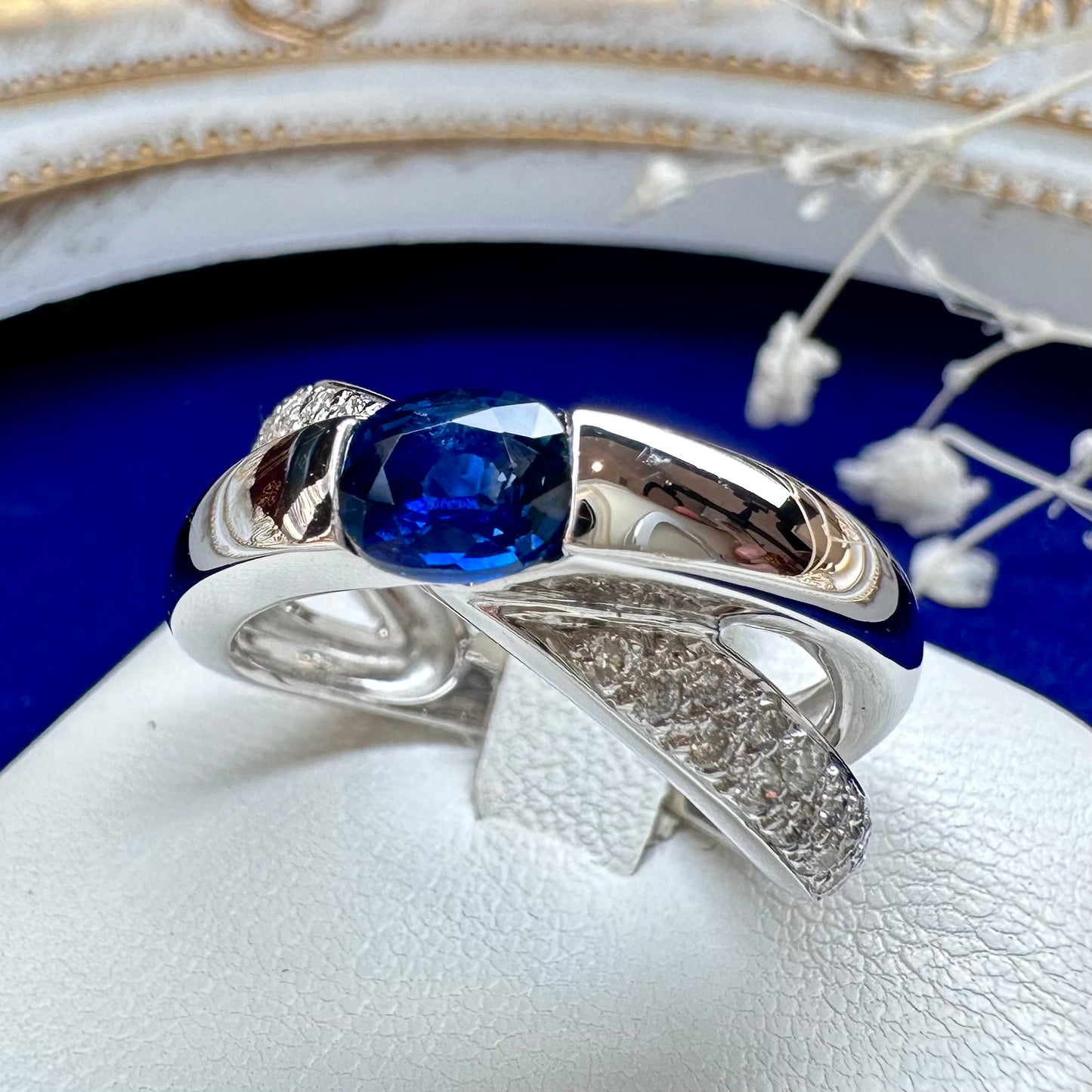 【美品】PT900 サファイア 0.7ct リング 交叉リボン風フォルム