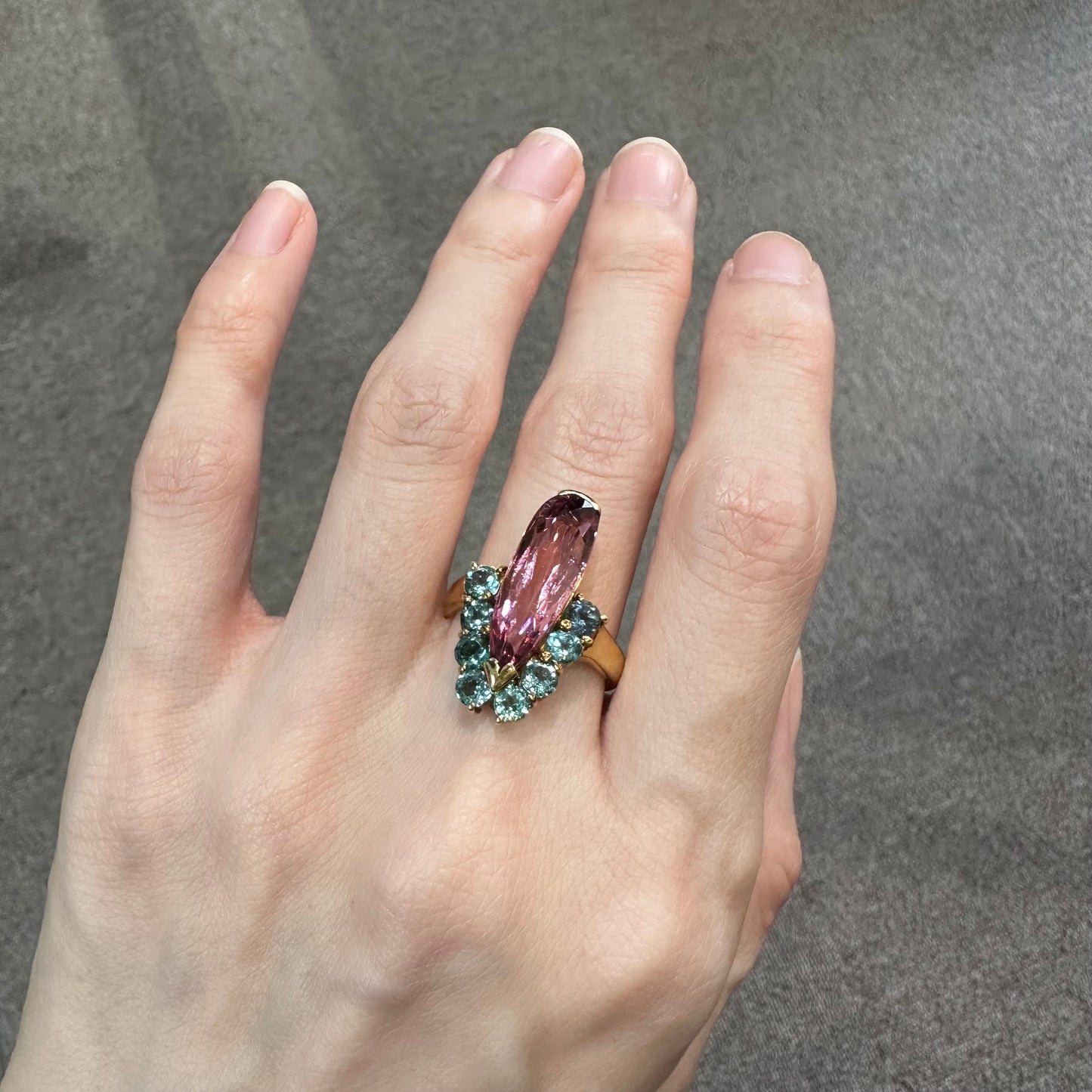 【K18YG】トルマリン 6.30ct リング 個性派バイカラー デザイン