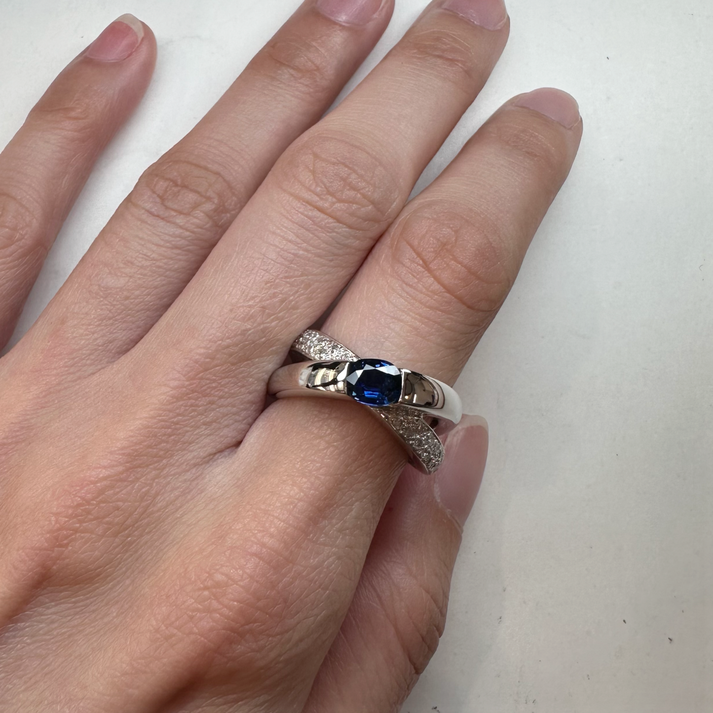 【美品】PT900 サファイア 0.7ct リング 交叉リボン風フォルム