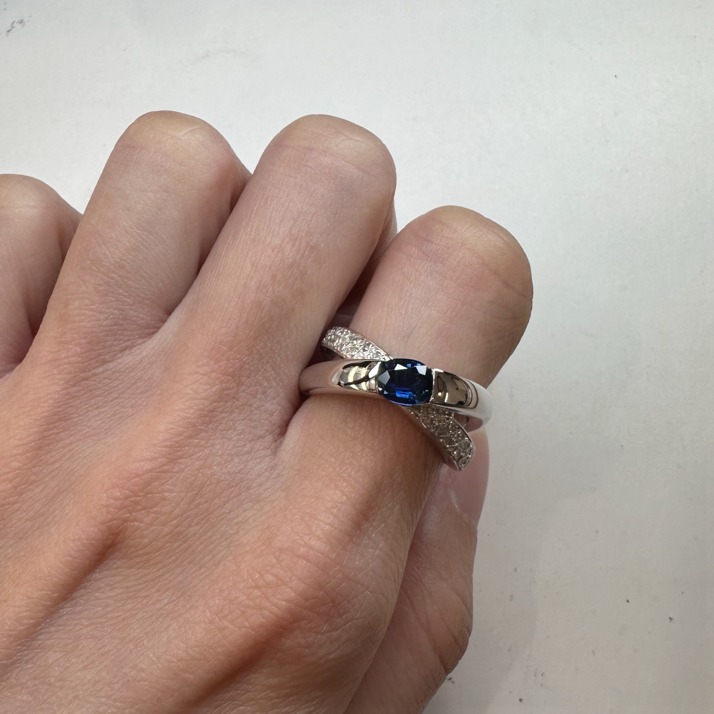 【美品】PT900 サファイア 0.7ct リング 交叉リボン風フォルム