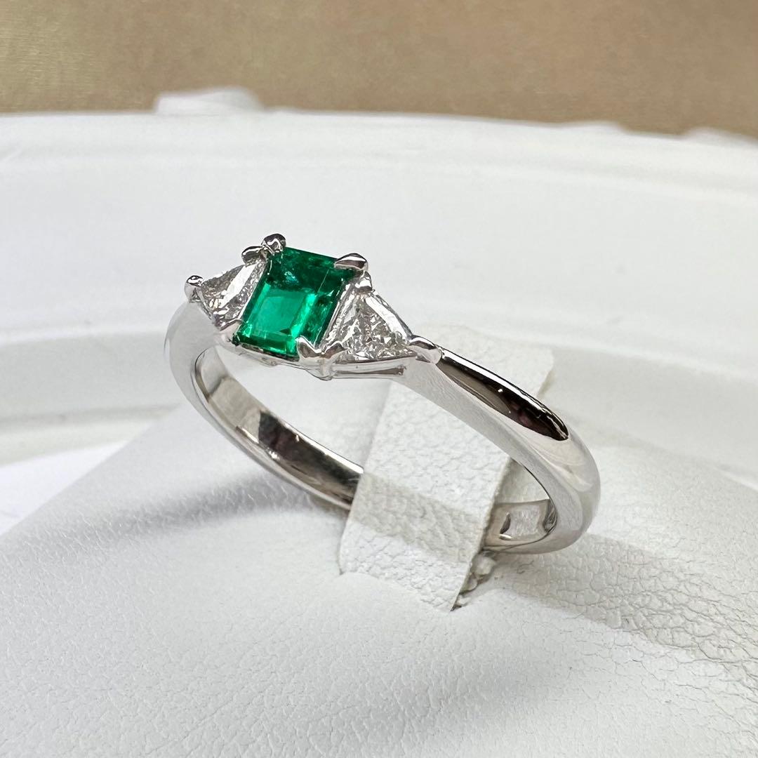 【美品】PT900 エメラルド 0.23ct ダイヤ リング