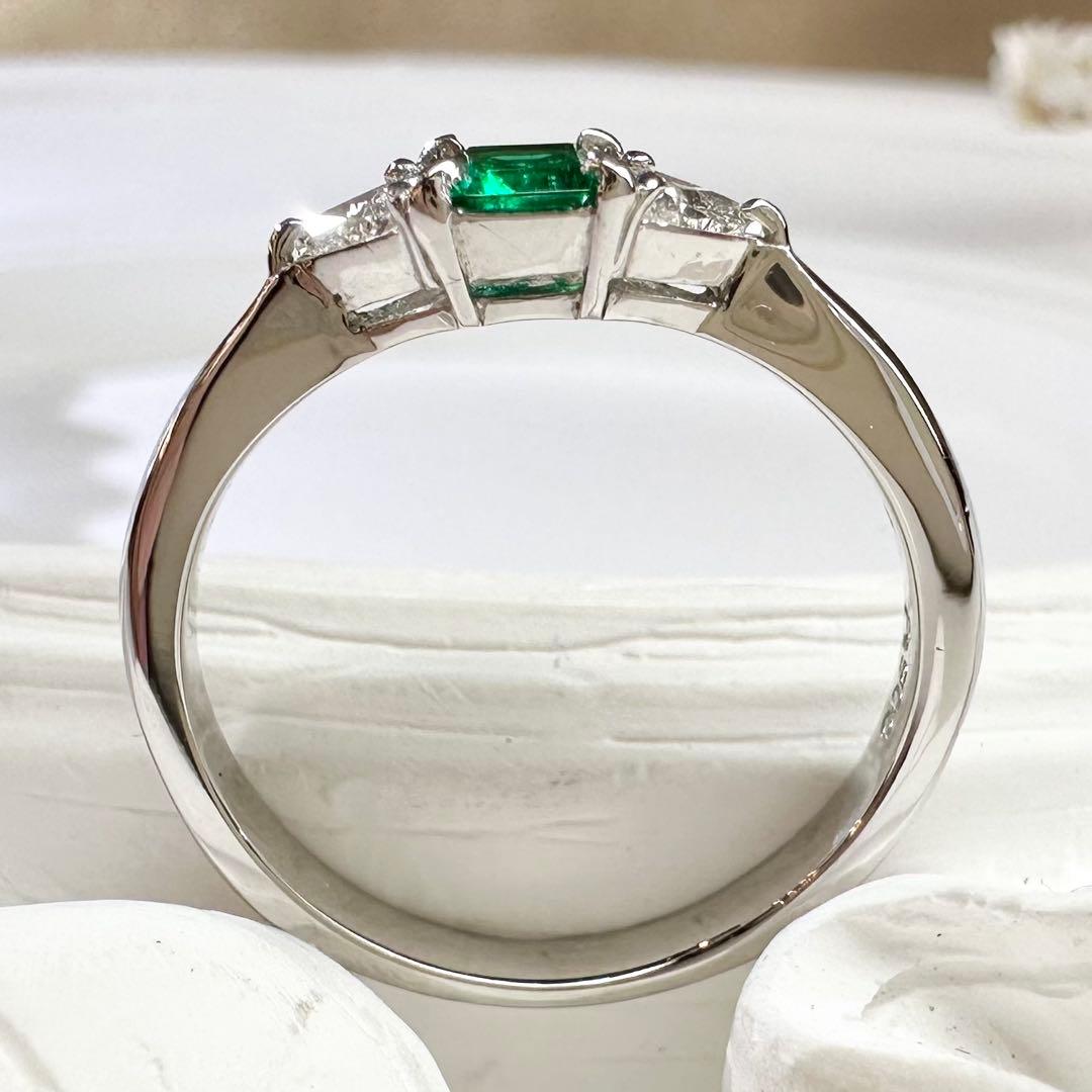 【美品】PT900 エメラルド 0.23ct ダイヤ リング
