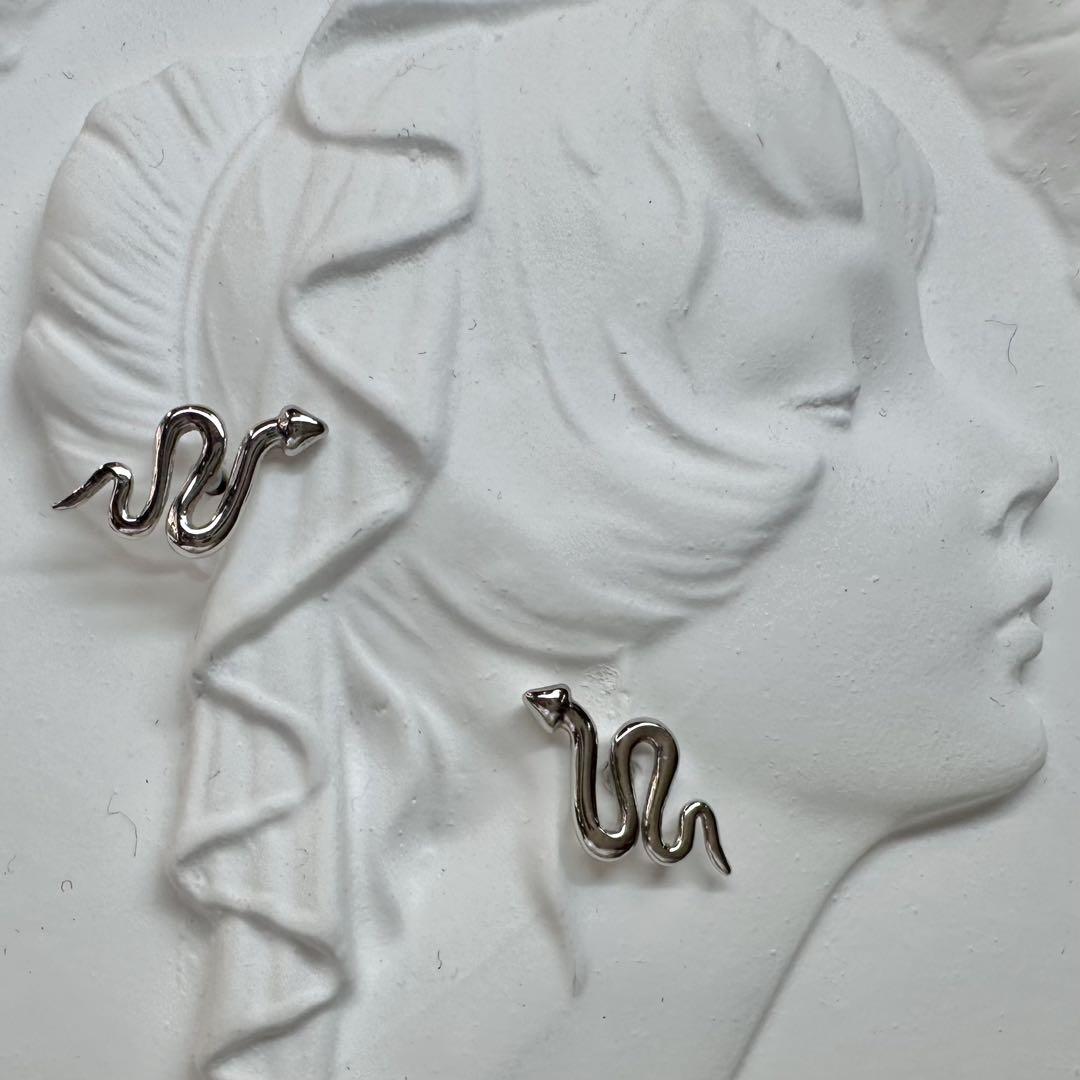 【K18WG】蛇スネークモチーフ ホワイトゴールド ピアス