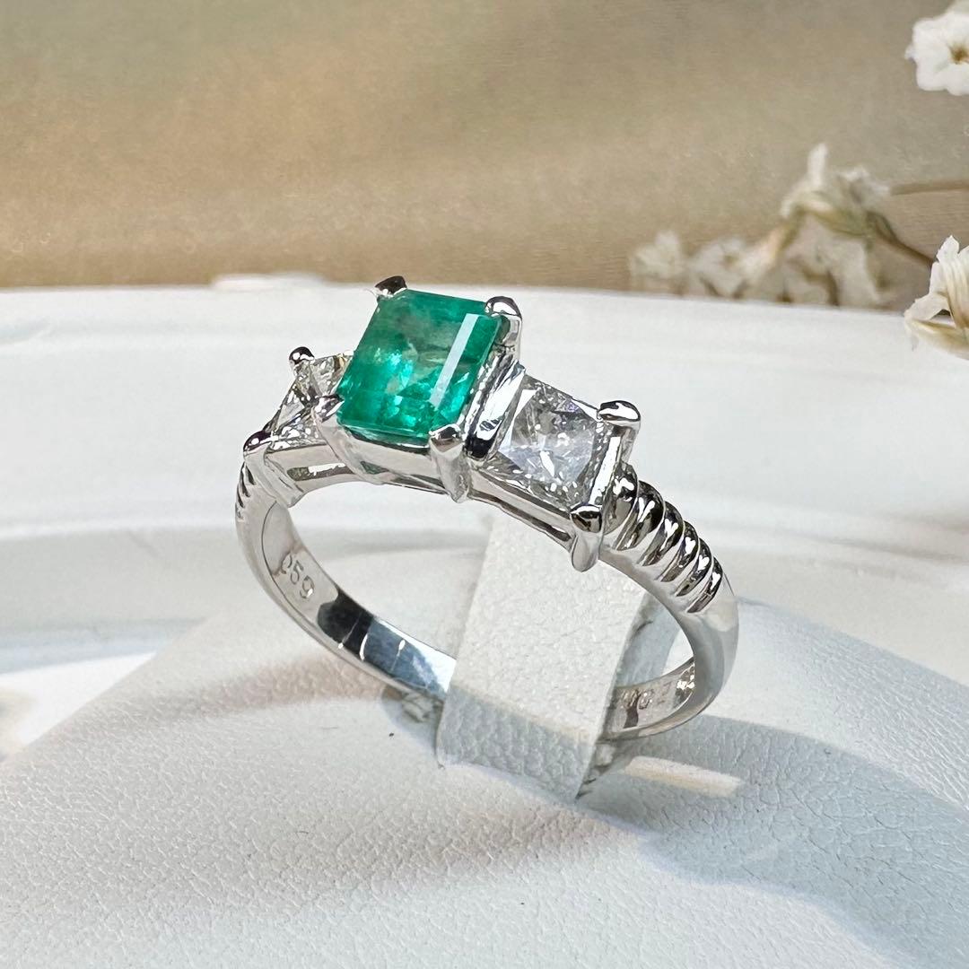 【美品】PT900 エメラルド 0.65ct リング ダイヤ