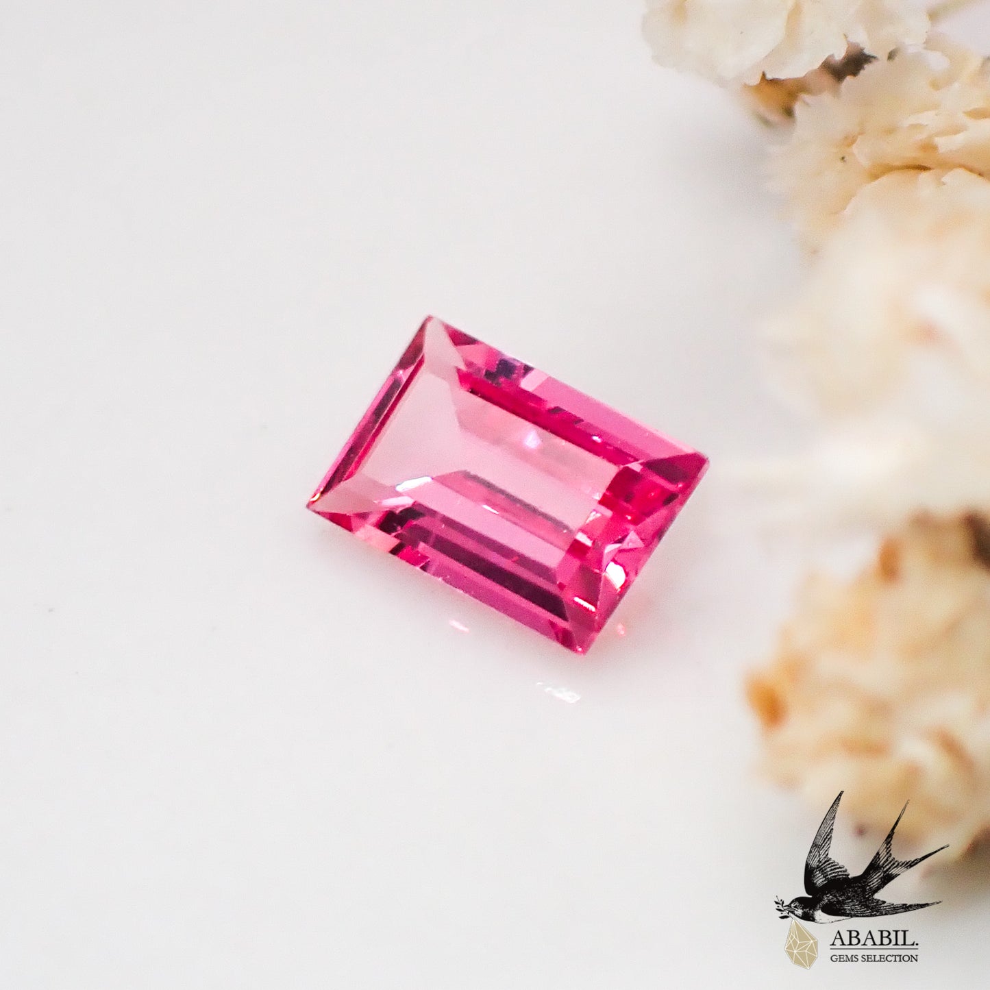 Natural hot pink spinel 0.277ct [Tanzania] Neon pink, fluorescence 
