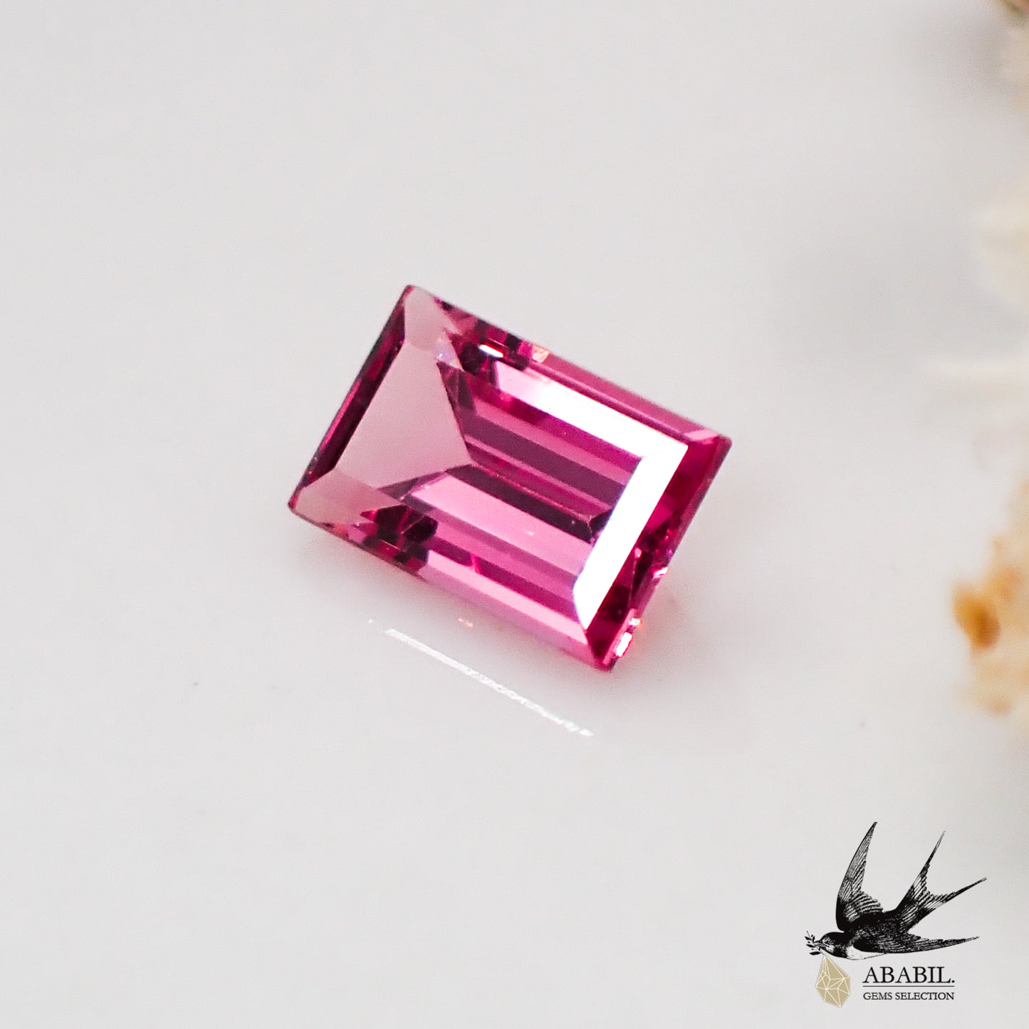 Natural hot pink spinel 0.334ct [Tanzania] Neon pink, fluorescence 