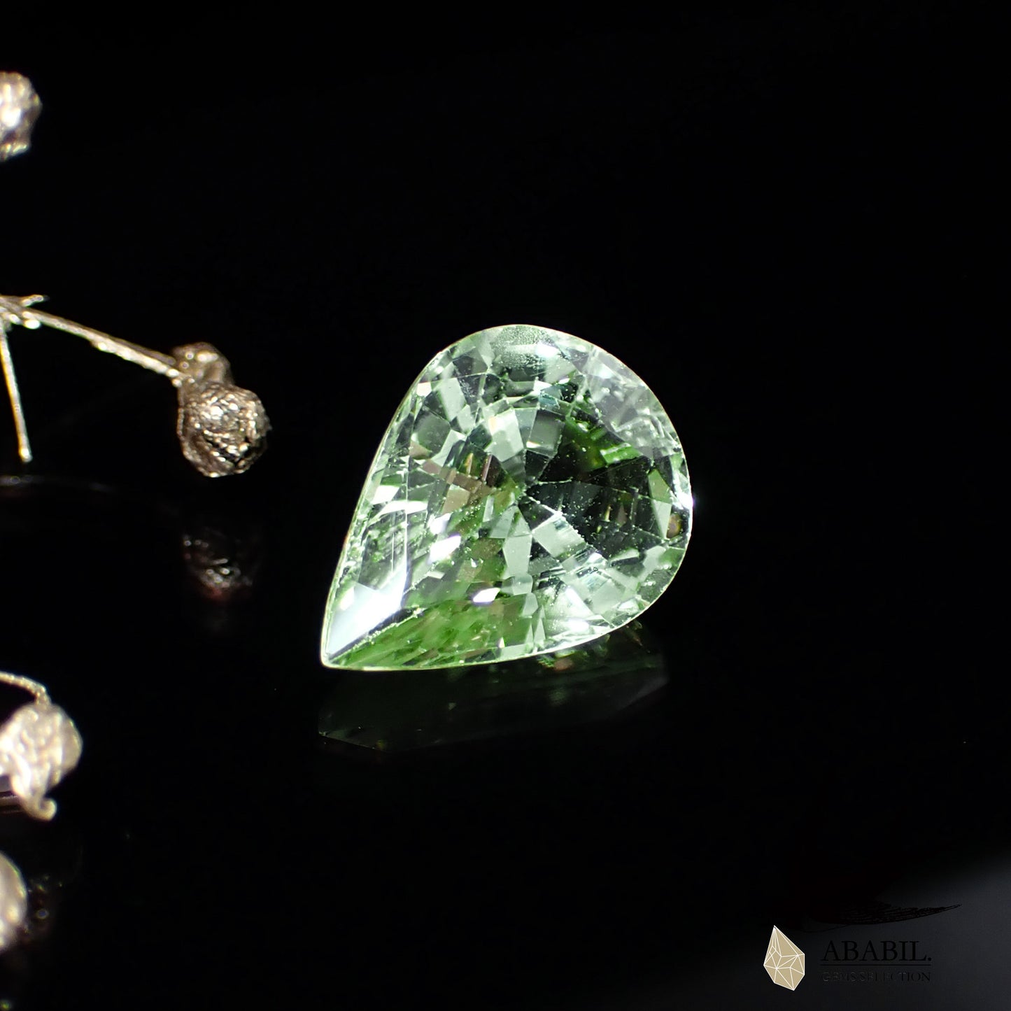 天然薄荷石榴石（Green Grossular Garnet）2.37ct【坦桑尼亞】★清爽綠★熒光★