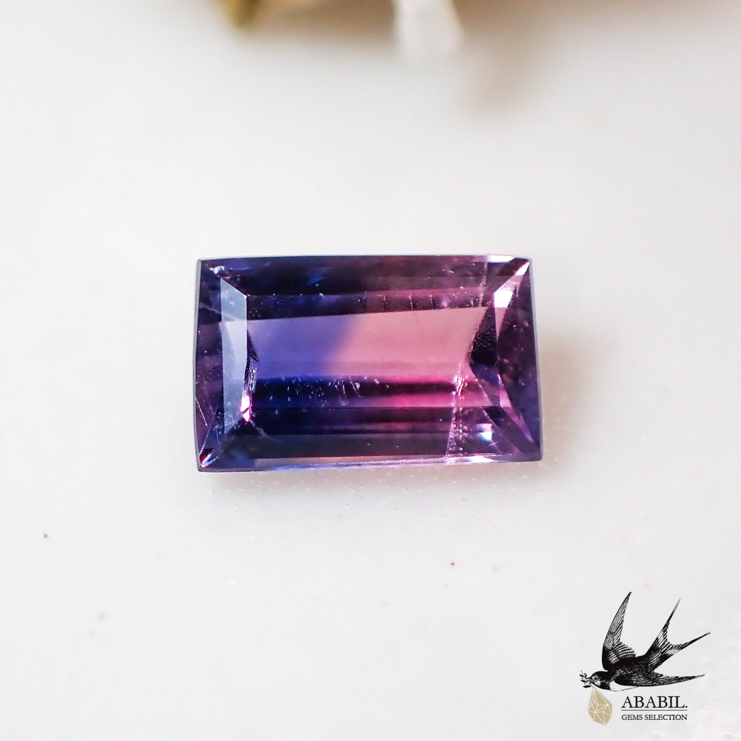 Natural bicolor sapphire 0.127ct [Madagascar] Bewitching pink and blue fluorescence 