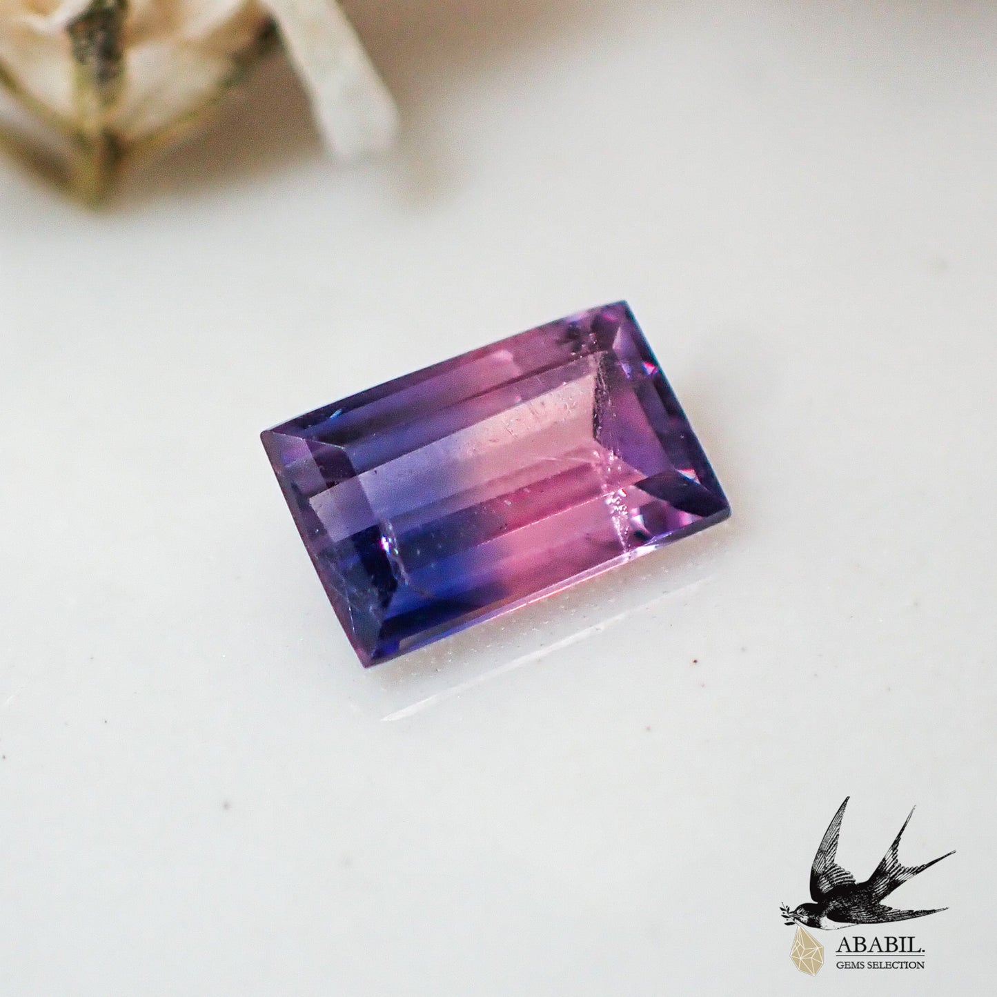 Natural bicolor sapphire 0.127ct [Madagascar] Bewitching pink and blue fluorescence 