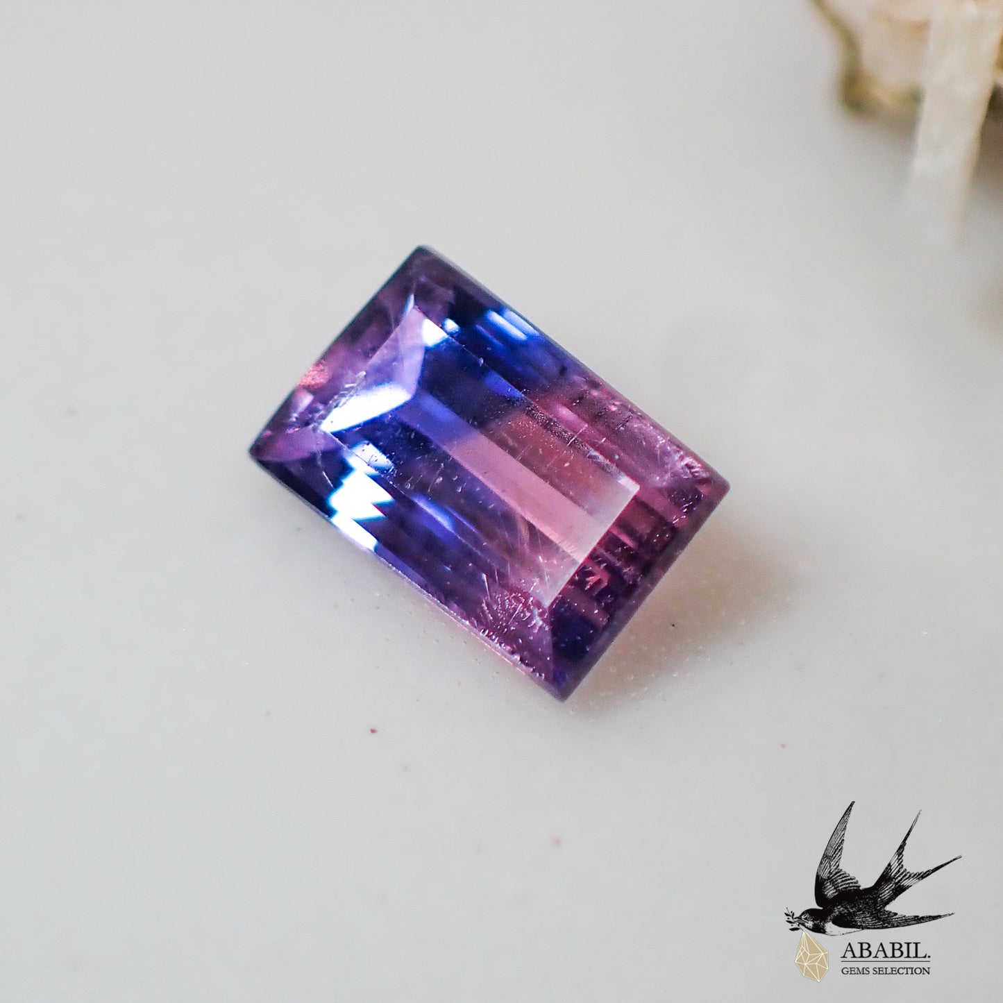 Natural bicolor sapphire 0.127ct [Madagascar] Bewitching pink and blue fluorescence 