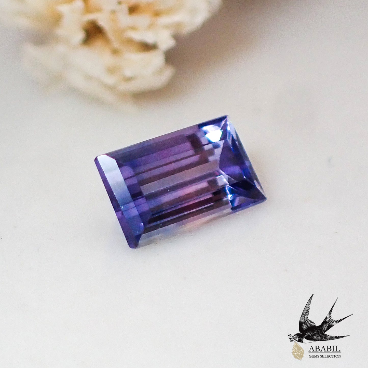 Natural bicolor sapphire 0.155ct [Madagascar] ★Light pink and blue fluorescence 