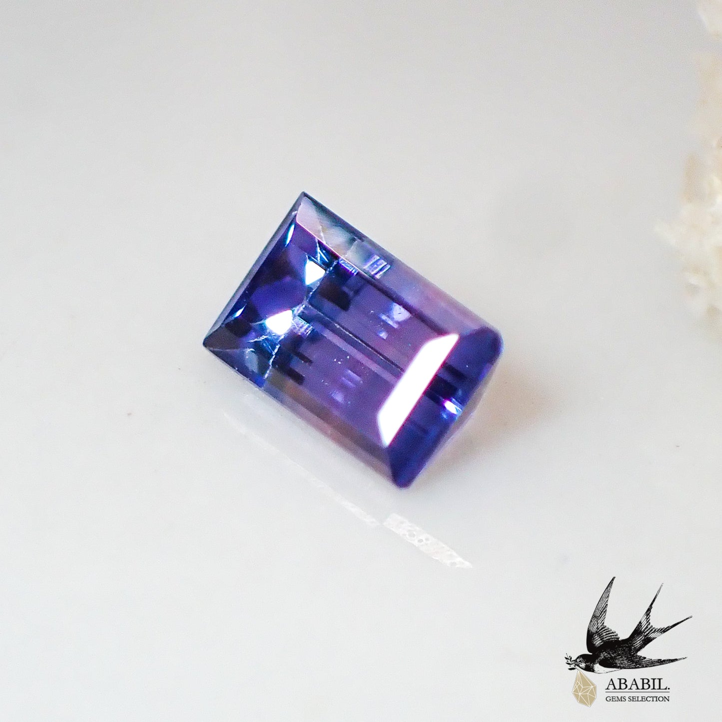 Natural bicolor sapphire 0.155ct [Madagascar] ★Light pink and blue fluorescence 