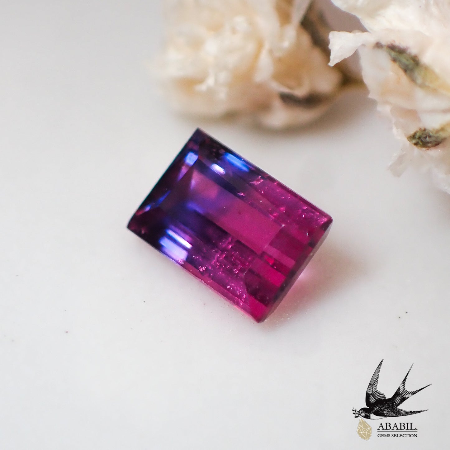 Natural bicolor sapphire 0.298ct [Madagascar] Bewitching red purple and purple fluorescence 