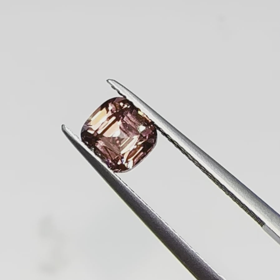 天然レッドジルコン1.98ct【タンザニア】☆ラズベリー・ファイア